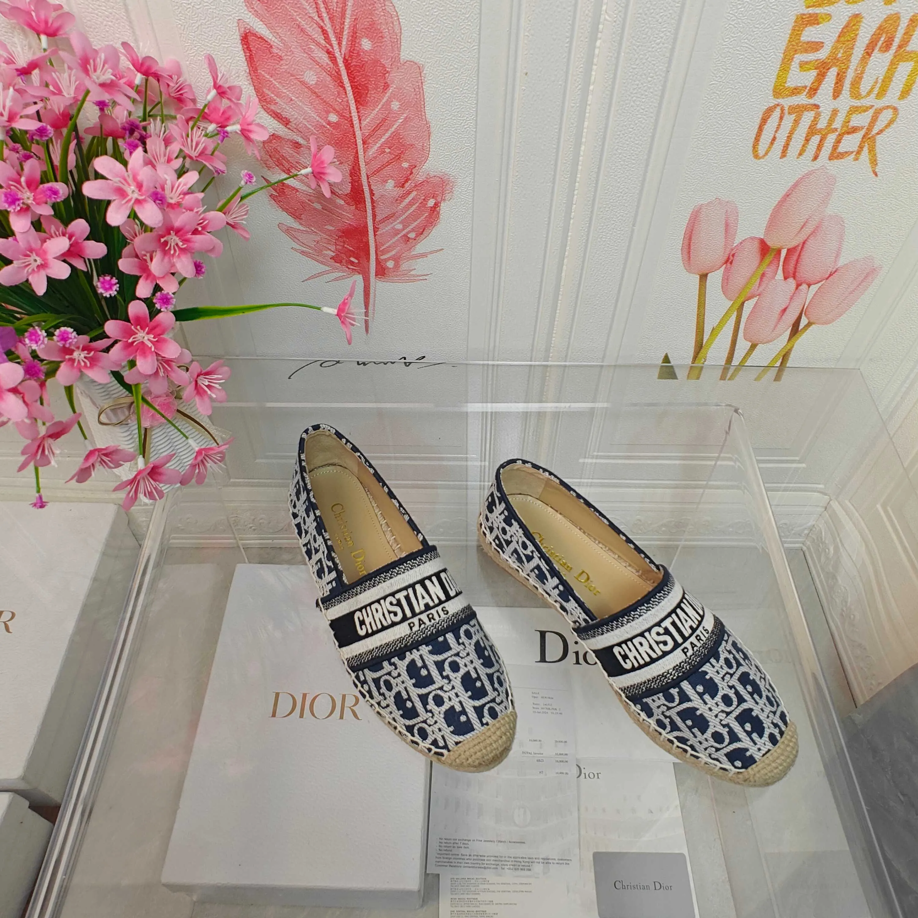 👟👟Ex-factory price 440👟👟 Top quality Dior Granville espadrille embroidery Upper: embroidered with "CHRISTIANDIOR" Craftsmanship: Purely hand-sewn hemp rope outsole Lining: Imported soft and breathable sheep lining with padded feet Code number: 35-40 (customized at 34.41.42) Outsole: Exclusive molded rubber outsole decorated with lucky star symbol